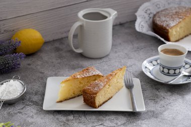 Limonlu limonlu ahşap arka planda limonlu kek.