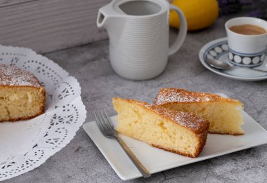 Limonlu limonlu ahşap arka planda limonlu kek.