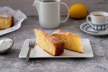 Limonlu limonlu ahşap arka planda limonlu kek.
