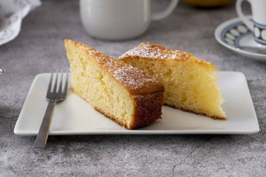 Limonlu limonlu ahşap arka planda limonlu kek.