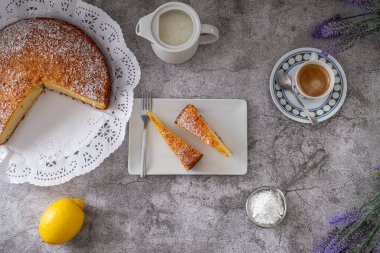 Limonlu limonlu ahşap arka planda limonlu kek.
