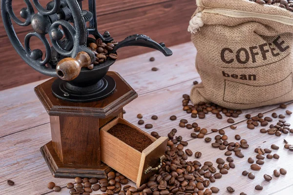 Старинная Ручная Кофемолка Кофейными Зернами — стоковое фото