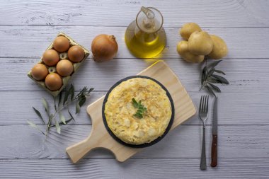 Geleneksel İspanyol omleti ahşap masada