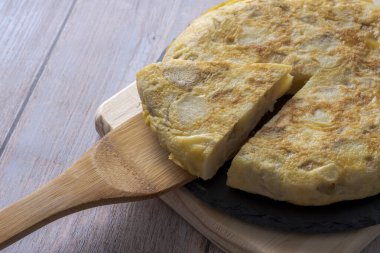 Geleneksel İspanyol omleti ahşap masada