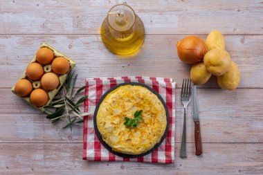 Geleneksel İspanyol omleti ahşap masada