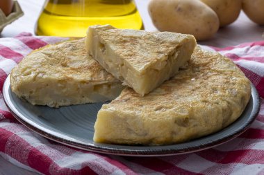 Geleneksel İspanyol omleti ahşap masada