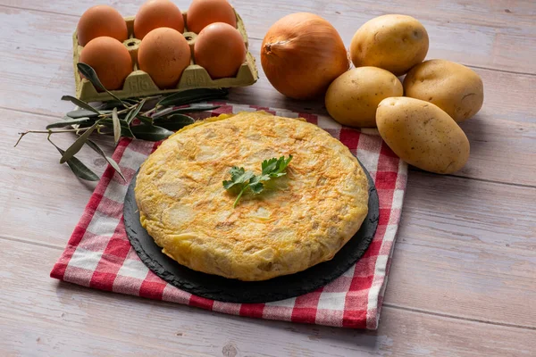 Omelette Traditionnelle Espagnole Sur Table Bois Images De Stock Libres De Droits