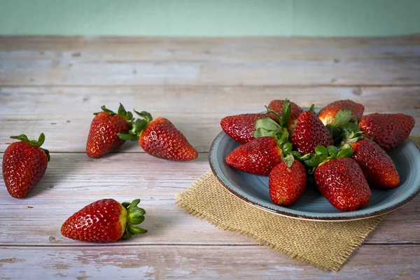 Fresas Tazón Encima Una Mesa Madera — Foto de Stock