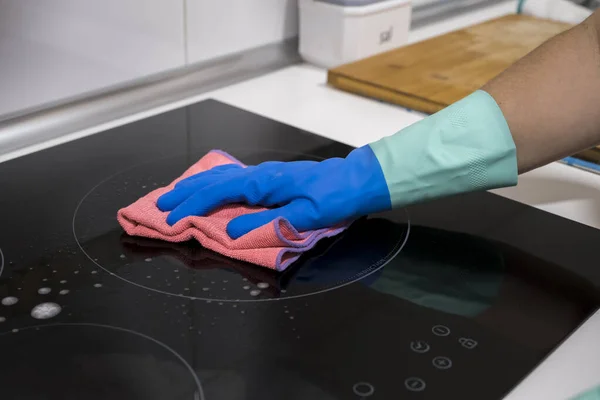 Limpieza Mesa Casa Desinfectar Superficie Mesa Cocina Con Una Botella — Foto de Stock