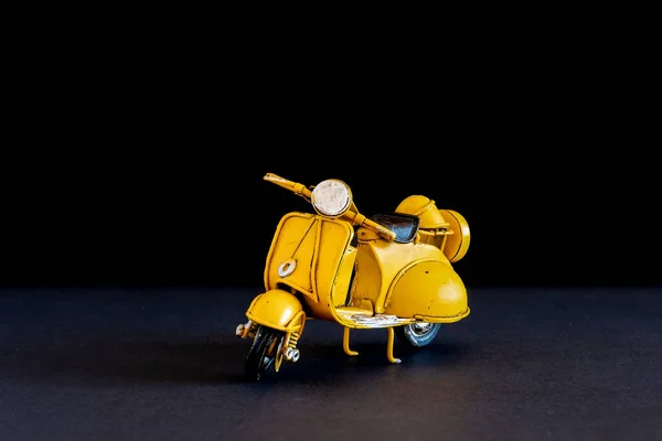 Régi Játék Vespa Motorkerékpár Különböző Háttérrel — Stock Fotó