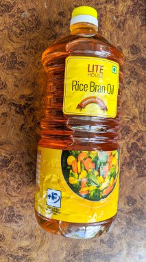 Rajasthan, Hindistan - 20 Kasım 2020: Ahşap bir masada plastik bir şişede pişirme yağı. Yükselen kepek yağı şişesi Mutfakta saklanıyor