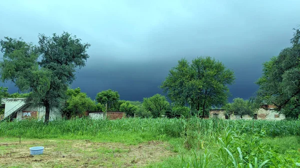 Déšť Temného Mraku Nad Poli Velké Zemědělské Půdě Dramatické Dešťové — Stock fotografie