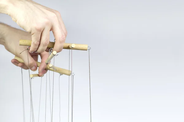 Bir kukla yönetmek.