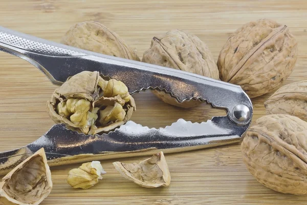 Cascanueces rodeados de nueces —  Fotos de Stock