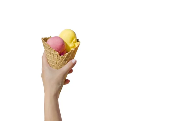 Держа мороженое — стоковое фото