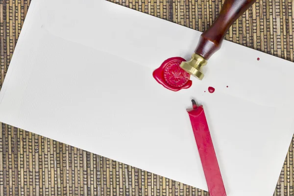 Mum olan bir zarf sızdırmazlık