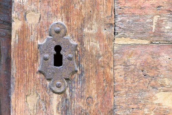 ล็อคสนิมในประตูไม้ — ภาพถ่ายสต็อก