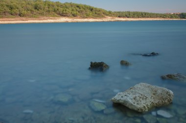 Hırvatistan gündoğumu yaz sabahları sonra kayalık sahil