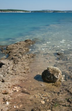 Hırvatistan gündoğumu yaz sabahları sonra kayalık sahil