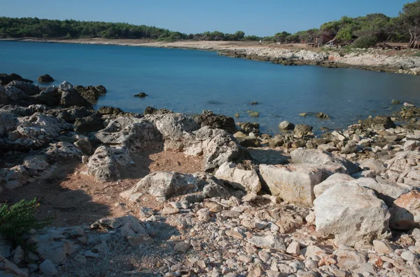 Costa rocosa en la península Kamenjak en Croacia — Foto de Stock