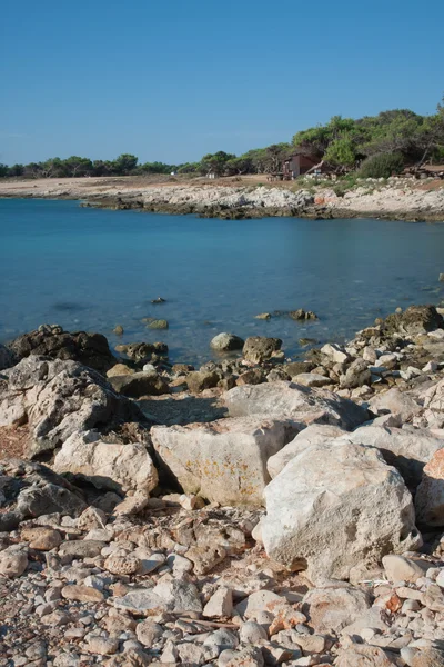 Βραχώδη ακτή μετά την Ανατολή του ήλιου το πρωί καλοκαίρι στην Κροατία — Φωτογραφία Αρχείου