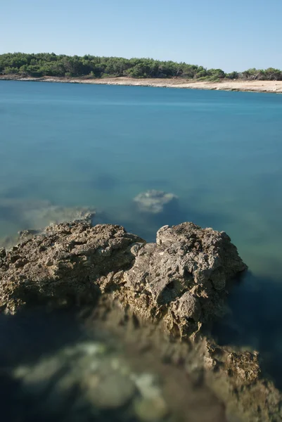 Βραχώδη ακτή μετά την Ανατολή του ήλιου το πρωί καλοκαίρι στην Κροατία — Φωτογραφία Αρχείου