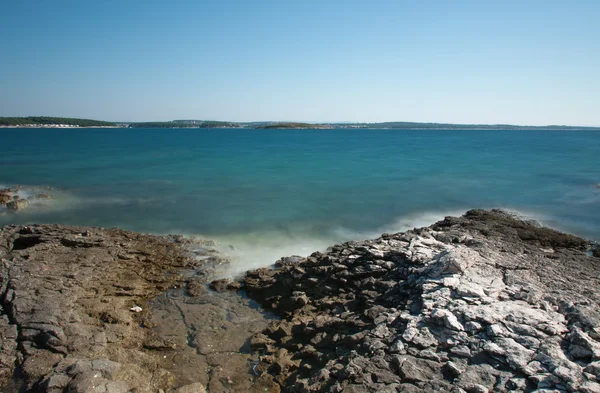 Βραχώδη ακτή μετά την Ανατολή του ήλιου το πρωί καλοκαίρι στην Κροατία — Φωτογραφία Αρχείου