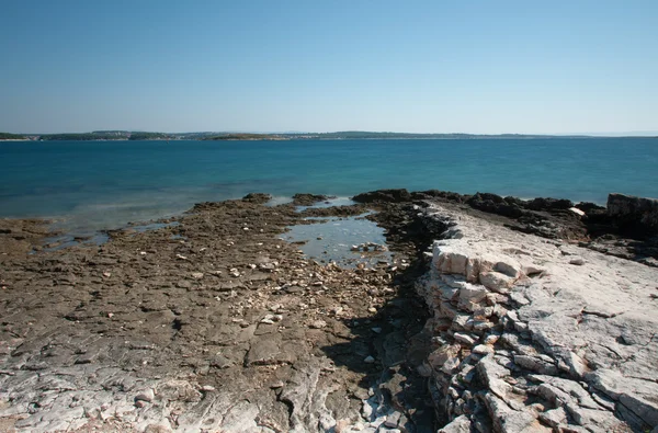 Costa rocosa después del amanecer en la mañana de verano en Croacia — Foto de Stock