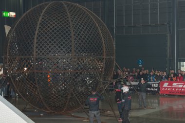 Ölüm Globe, dublör gösterisi sırasında çelik kafes 