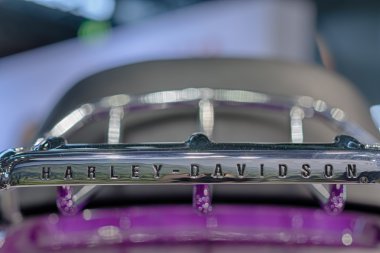 Arka krom çerçeve üzerinde yazıt Harley Davidson yakın 