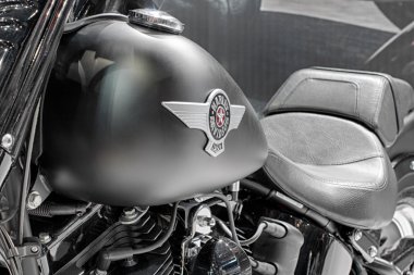 Motosiklet Softail Fat B yakıt tankı üzerinde yazıt Yakın