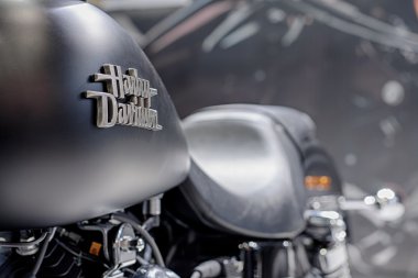 Motosiklet Street Bob Sp yakıt tankı üzerinde yazıt Yakın