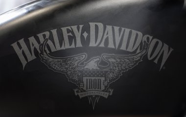 Motosiklet Sportster Iro yakıt tankı üzerinde yazıt yakın