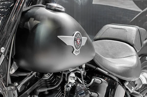 Motosiklet Softail Fat B yakıt tankı üzerinde yazıt Yakın