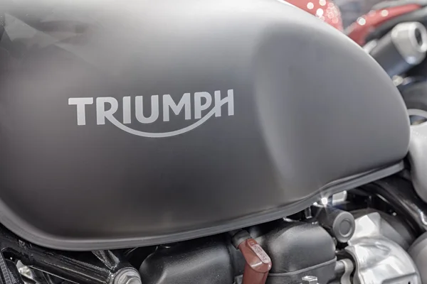 Primer plano de la inscripción en el tanque de combustible de la motocicleta Triumph —  Fotos de Stock