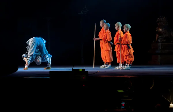 表明中国少林僧的神秘的力量 — 图库照片