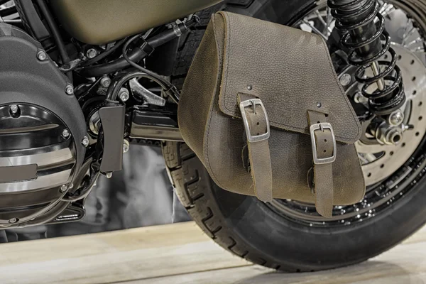 Primer plano de cuero de un solo lado swingarm bolsa de la motocicleta —  Fotos de Stock
