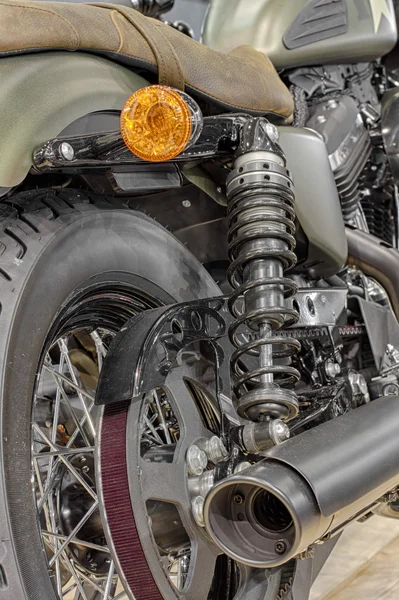 Rückansicht des neuen Motorrads, Modell Olivgold. — Stockfoto