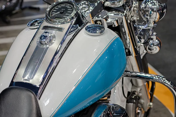 Nära håll blå bränsletank av motorcykel — Stockfoto