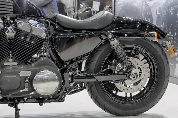 Bakhjul av svart motorcykel, inomhus Foto. — Stockfoto