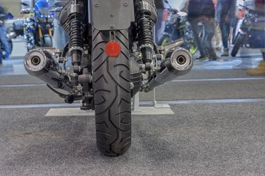 Arkadan görünüş yeni motosiklet, kapalı fotoğraf. 