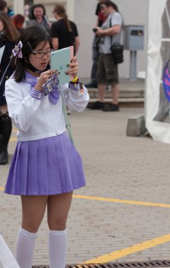 Cosplayer anime filmden karakter gibi giyinmiş