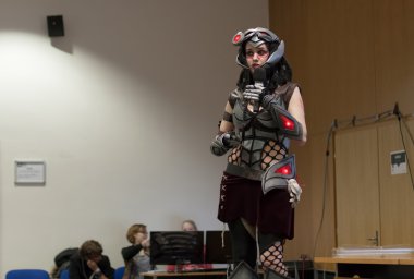 Cosplayer karakter Headhunter Caitlyn gibi giyinmiş