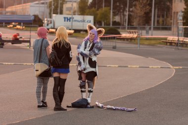 Cosplayer oyun Tera gelen karakter Elin gibi giyinmiş 