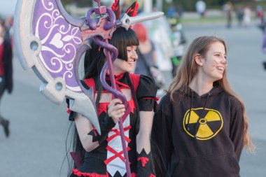 Cosplayer oyun Tera gelen karakter Elin gibi giyinmiş 