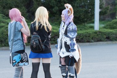Cosplayer oyun Tera gelen karakter Elin gibi giyinmiş 