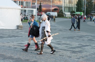 Ziyaretçiler yürüyüş ve içki sizin içki