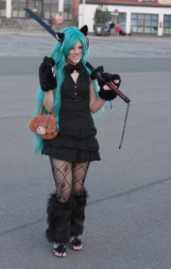 Cosplayer anime filmden karakter gibi giyinmiş