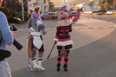 Tera oyunundan Elin karakteri gibi giyinmiş iki cosplayers 