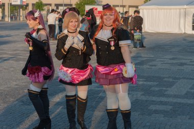 Anime film karakterleri gibi giyinmiş Cosplayers